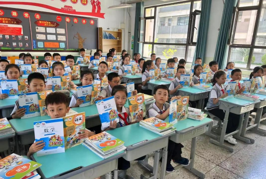 育英中心小学阅读区