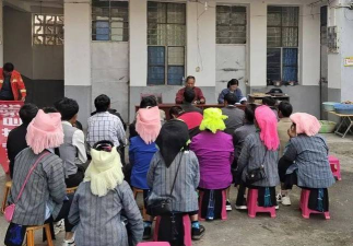 红河县垤玛乡中学阅读区