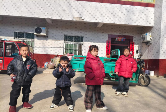 饶河县大佳河乡桦林村幼儿班阅读区