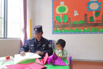 东风朝柴劳服幼儿园