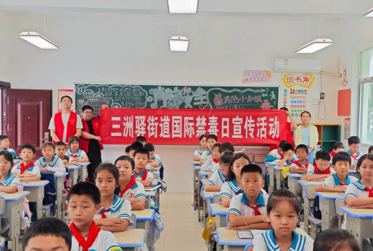 津市市第三小学阅读区