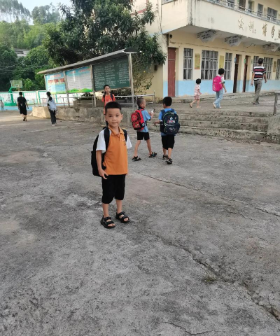 坡头区官渡镇小童学幼儿园