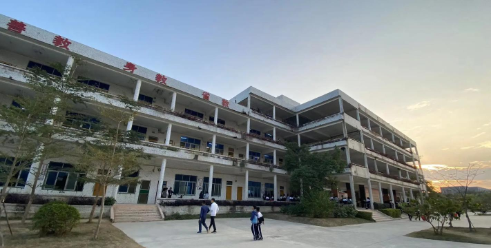 隆江镇第二小学