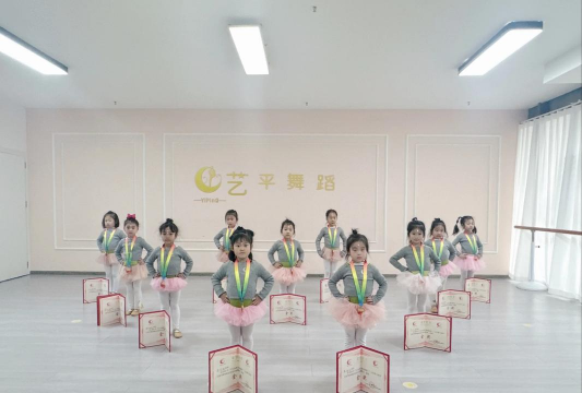 罗平艺朵培训学校有限公司